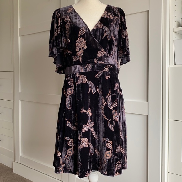 Eliza J - Capelet Velvet Dress - Picture 2 of 9